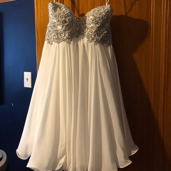 White dress. Prom or Wedding - Picture 1 of 4